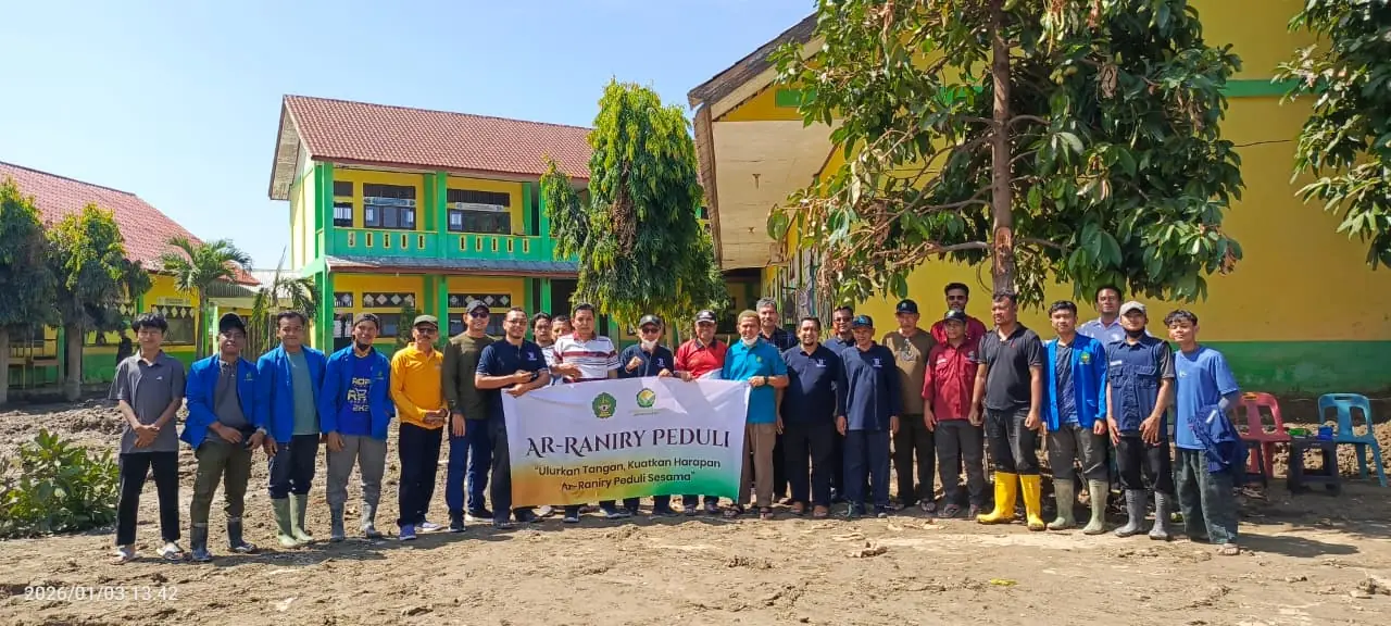 FTK UIN Ar-Raniry Salurkan Bantuan dan Gelar Aksi Bersih Sekolah di Pidie Jaya